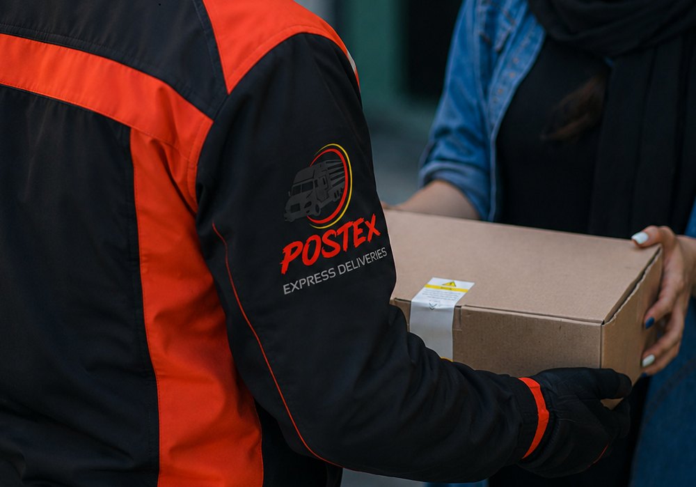 Corriere PostEx che consegna un pacco a mano